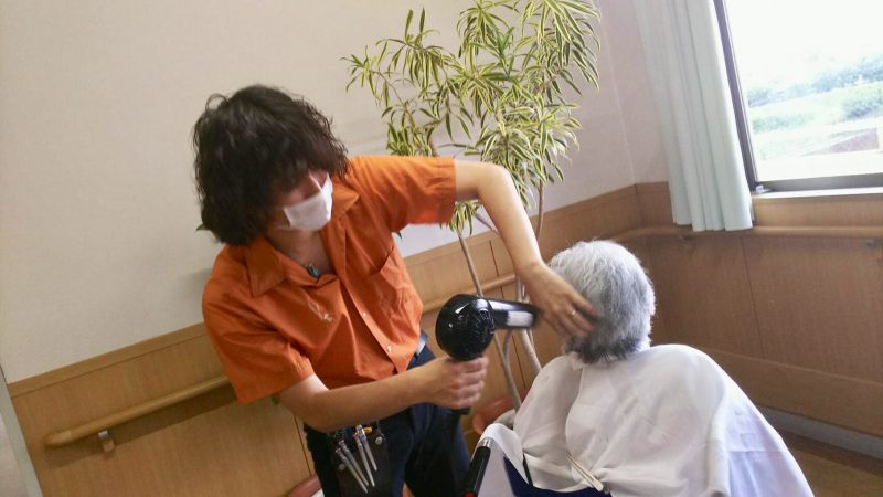 藤沢 美容院 カット ボランティア 介護施設 高齢者
